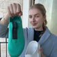 Sophie hält den türkisen Innenschuh und die weiße Außenschale getrennt in den Händen