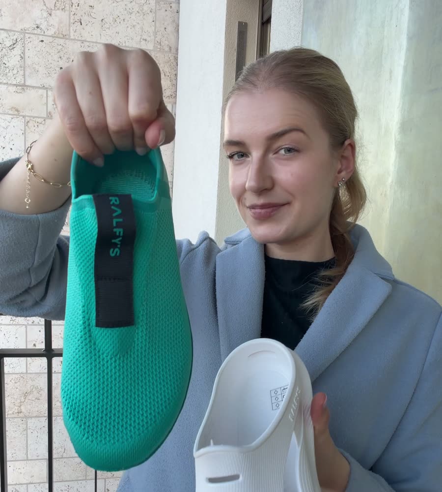 Sophie hält den türkisen Innenschuh und die weiße Außenschale getrennt in den Händen