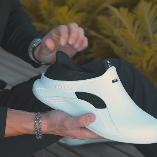 RALFY'S N1 Weiß/Schwarz – der schwarze Innenschuh wird in die weiße Außenschale gesetzt
