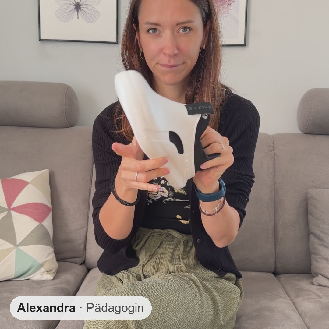 Alexandra, Pädagogin, nimmt den schwarzen Innenschuh aus der weißen Außenschale des RALFY'S N1